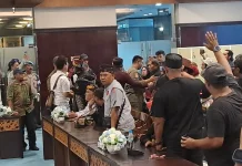Kericuhan Sempat Warnai Dialog Massa Demo 215 dengan Pemprov Kaltim