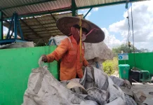 Di Balik Gunungan Sampah, Nur Aini Menemukan Martabat dan Harapan