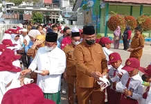 Pemkot, PWI Kaltim dan Relawan ITS Bagikan Ribuan Masker untuk Pelajar