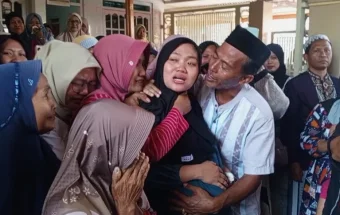 Isak Tangis Keluarga Sambut Kedatangan Jenazah KM Virgo di Pamekasan