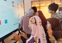 Siswa SLB Negeri Sampang Antusias Menggunakan Papan Digital Interaktif