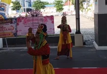Tari Muang Sangkal Iringi Pisah-Sambut Kapolres Pamekasan