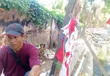 Bulan Kemerdekaan, Pedagang Bendera Merah Putih Padati Ruas Jalan di Pamekasan