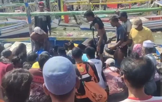 Berita Video - Evakuasi Nelayan Meninggal di Laut Madura - RRI.co.id
