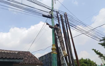 Satpol PP Rembang Tertibkan Kabel WIFI yang Semrawut dan Membahayakan