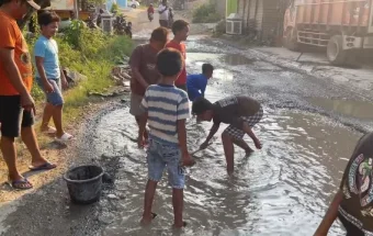 Luapkan Kekecewaan atas Jalan Rusak, Warga Godo Tebar Lele di Lubang Jalan