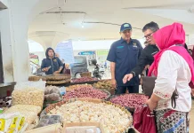 Badan Perlindungan Konsumen Nasional Cek Kebutuhan Pokok di Pasar Johar