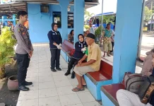 Dokkes Polresta Pati Periksa Kesehatan Pemudik di Terminal Pati