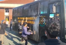 Sidang Kasus Tongtek Pati Ricuh, Mobil Tahanan Dihadang Massa