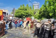 Jelang Hari Buruh, Petugas Gabungan Ikuti Simulasi Sispamkota di Rembang