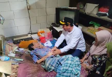 Kunjungan Bupati Rembang Diwarnai Haru, Warga Lumpuh Minta Foto untuk Kenangan