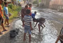 Luapkan Kekecewaan atas Jalan Rusak, Warga Godo Tebar Lele di Lubang Jalan