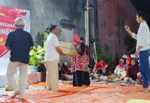 Sederhana, Warga Rembang Tirakatan dengan Berbagi Kado hingga Selipkan Pesan