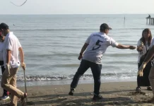 Perkuat Edukasi Peduli Lingkungan, RRI Semarang Bersih-Bersih Pantai Tirang