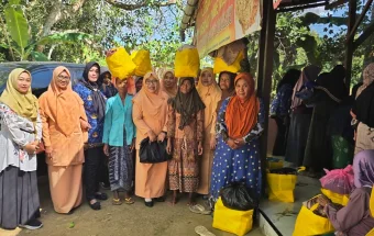 Tebar Kepedulian, DWP Disperkimhub Gelar Bakti Sosial di Desa Tenonan