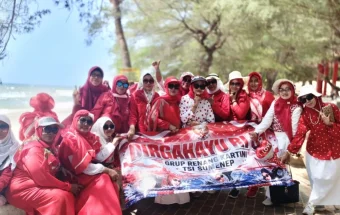 Lansia Grup Renang Kartini TSI Sumenep Khidmat Nyanyikan Indonesia Raya