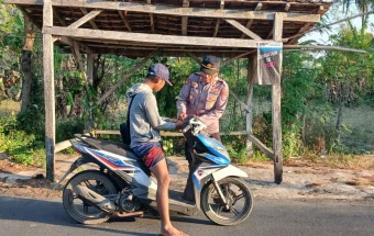 Polsek Batuputih Polresta Sumenep Membagikan Bendera Merah Putih Kepada Warga