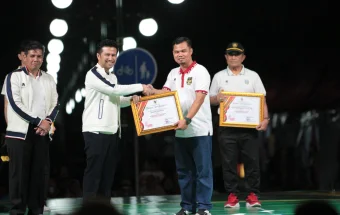 Momen Dosen UPI Sumenep Terima Penghargaan Dari Wagub Jatim