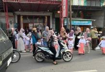 Indahnya Berbagi Takjil TK Negeri Pembina