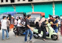 Enam Belas Pikap Berisi Kelapa Muda Dibagikan Gratis