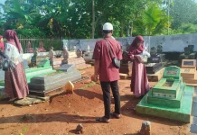 Warga Padati Pemakaman Umum untuk Ziarah