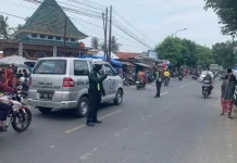 Satlantas Sumenep Atur Lalin di Pasar Tumpah Prenduan untuk Kelancaran Arus Balik