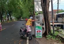 Komunitas Kita Berbagi Sosial Bagikan Nasi Bungkus Gratis Kepada Masyarakat