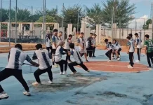 Mahasiswa UPI Sumenep Bermain Tarik Tambang dan Gerobak Dorong