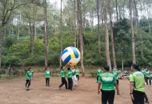 Mahasiswa UPI Sumenep Bermain Bola Voli Raksasa di Malang