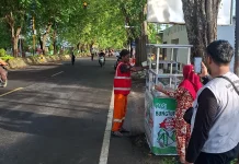 Komunitas Kita Berbagi Sosial Sumenep Bagikan 77 Nasi Bungkus Tujuan Akhirat