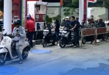 Antrean Pertalite Membludak di SPBU Kolor Sumenep
