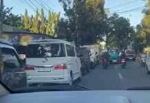 Antrian panjang kendaraan bermotor di salah satu SPBU Sumenep,