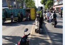 Truk Pengangkut Pasir Terguling di Jalan Wahid Hasyim, Arus Lalu Lintas Dialihkan