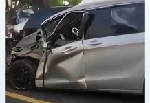 Mobil Penumpang dan Pikap Bermuatan Durian Terlibat Kecelakaan