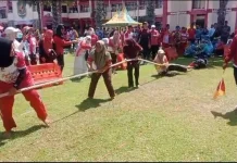 Tarik Tambang Putri Sumenep Bikin Penonton Bersorak