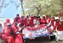 Lansia Grup Renang Kartini TSI Sumenep Khidmat Nyanyikan Indonesia Raya