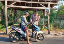 Polsek Batuputih Polresta Sumenep Membagikan Bendera Merah Putih Kepada Warga