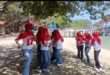 Lomba Putar Jarik Semarakkan HUT RI ke-81 di Pantai Matahari Saronggi