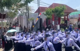 Warga Antusias Menyaksikan Gerak Jalan di Sungailiat