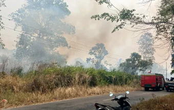 Tim Damkar Kabupaten Bangka Memadamkan Api Karhutlah di Kawasan Kembujan