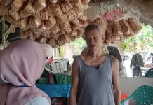 Lewat Dua Dasawarsa, Co Ling Eksis Usaha Kemplang Tjokro di Sungailiat