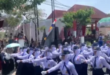 Warga Antusias Menyaksikan Gerak Jalan di Sungailiat