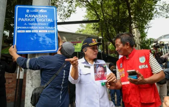 Dishub Surabaya Luncurkan Rompi Smart Parking QRIS