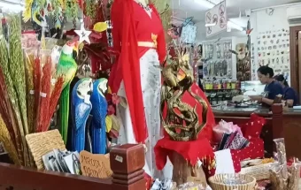 Semarak Hari Kemerdekaan di Mirota Surabaya, Sedia Kebutuhan Karnaval Agustusan