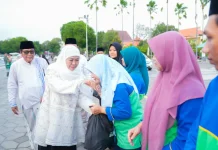 Gubernur Khofifah Gelar Pasar Murah di Masjid Akbar Surabaya