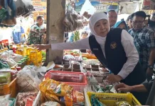 Gubernur Khofifah Sidak Pasar Dukuh Kupang Surabaya