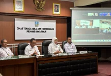 Gubernur Khofifah Tinjau Posko THR Disnakertrans Jatim