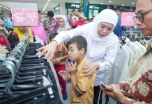 Khofifah Ajak Anak Penyandang Disabilitas Belanja Baju Lebaran