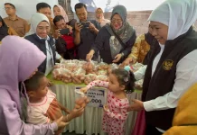 Tumbuhkan Jiwa Sosial Gubernur Khofifah Ajak Cucu Bagikan Telor Gratis