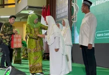 Khofifah Lepas Keberangkatan Calon Jemaah Haji Muslimat NU Surabaya